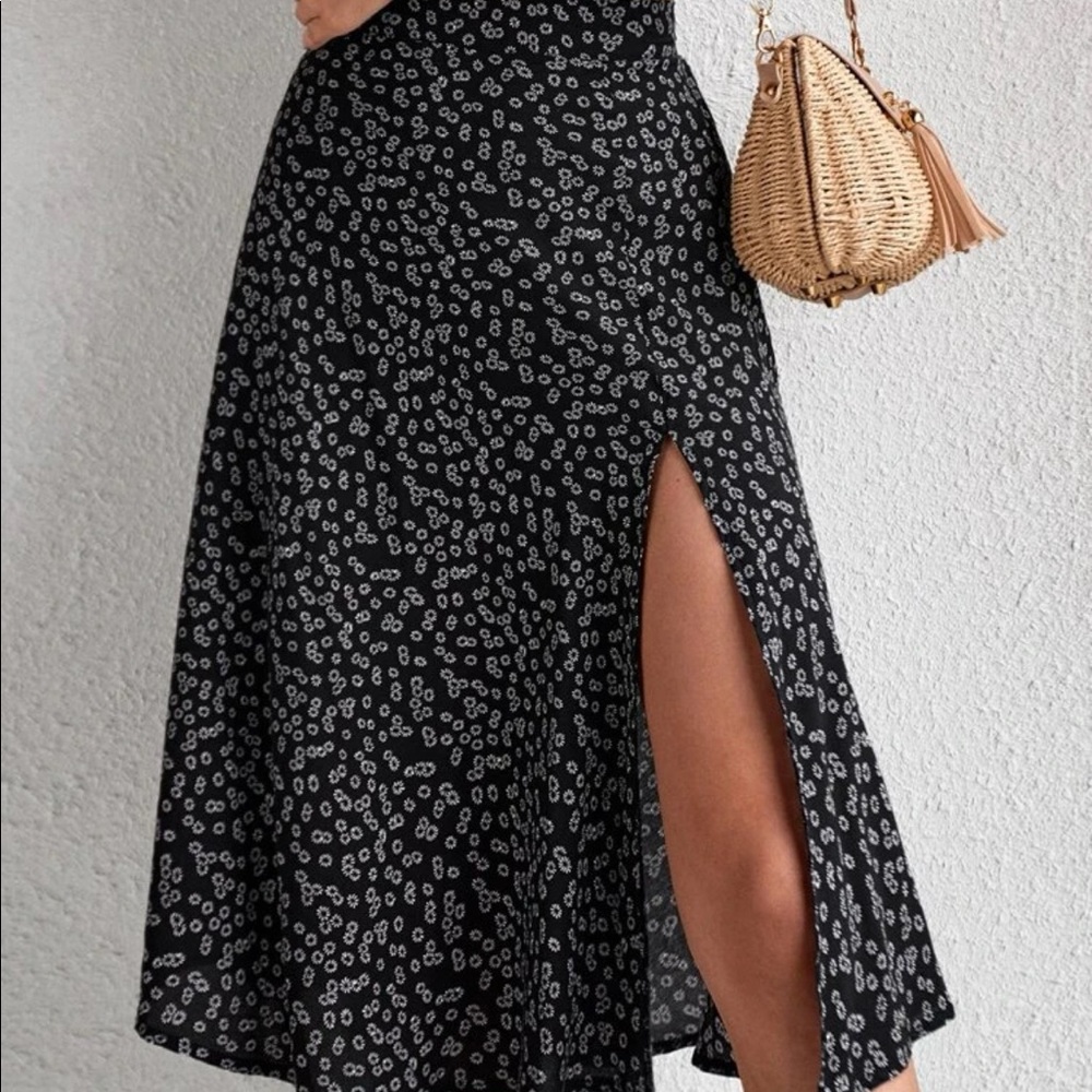 SHEIN Ditsy Floral Print Split Thigh Midi Skirt